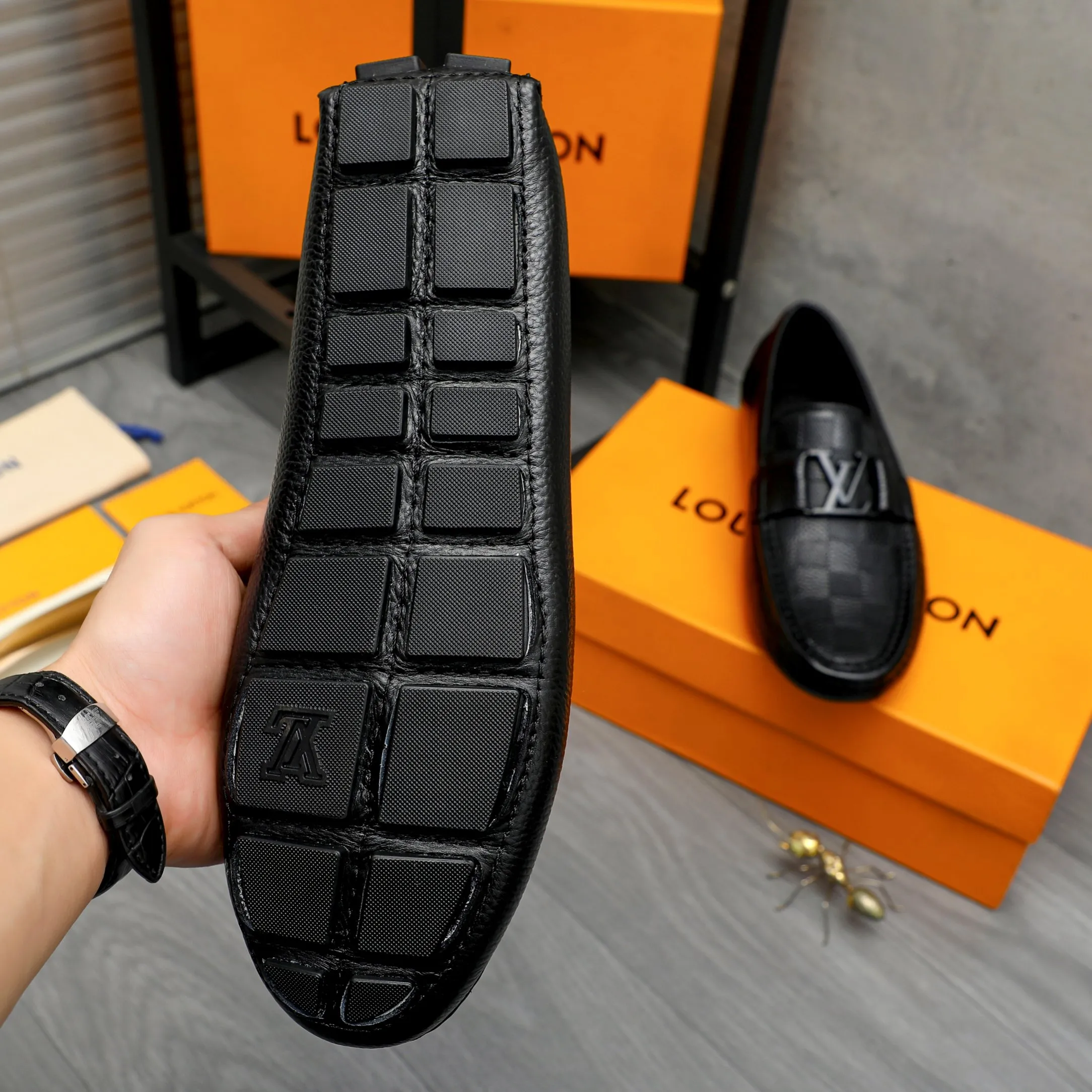 Men's shoes 💰p420 Product trademark: LV (Louis Vuitton) casual slip-on men's shoes Regular size: 38-44 Product material: Selected pebbled checkered cowhide upper, sheepskin lining, rubber outsole